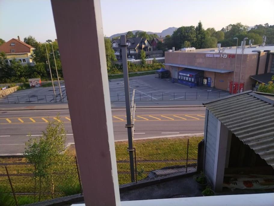 Kjellerleilighet I Fana Til Leie-Med Gratis Parkering Og Mange Kollektiv Reisemuligheter Bergen Extérieur photo