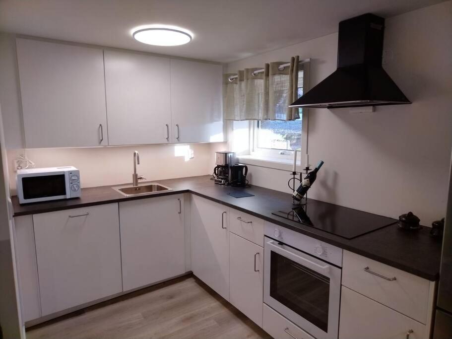 Kjellerleilighet I Fana Til Leie-Med Gratis Parkering Og Mange Kollektiv Reisemuligheter Bergen Extérieur photo