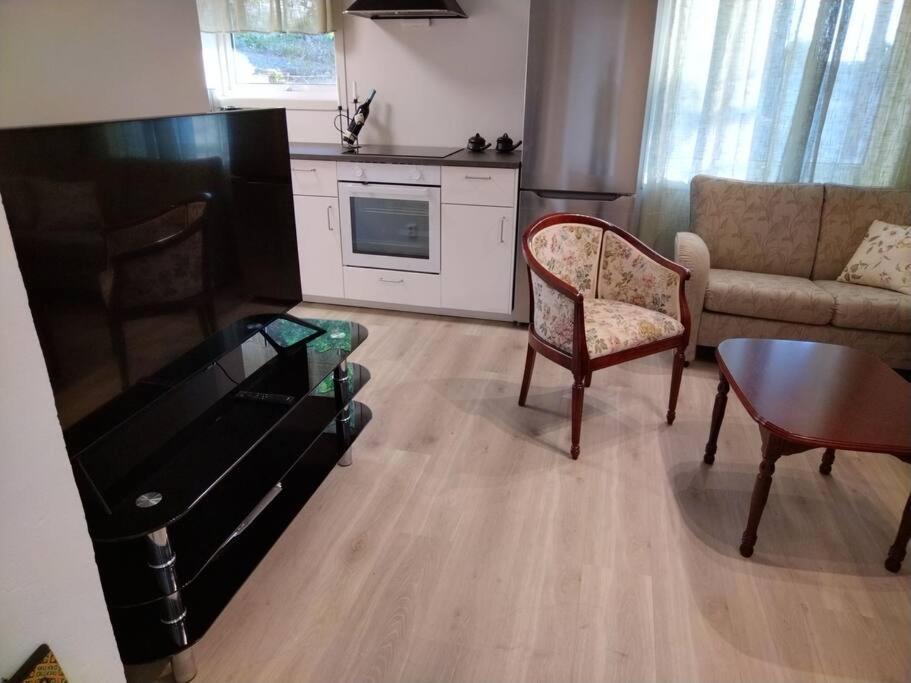 Kjellerleilighet I Fana Til Leie-Med Gratis Parkering Og Mange Kollektiv Reisemuligheter Bergen Extérieur photo