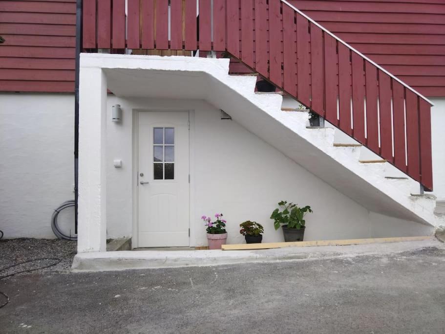 Kjellerleilighet I Fana Til Leie-Med Gratis Parkering Og Mange Kollektiv Reisemuligheter Bergen Extérieur photo