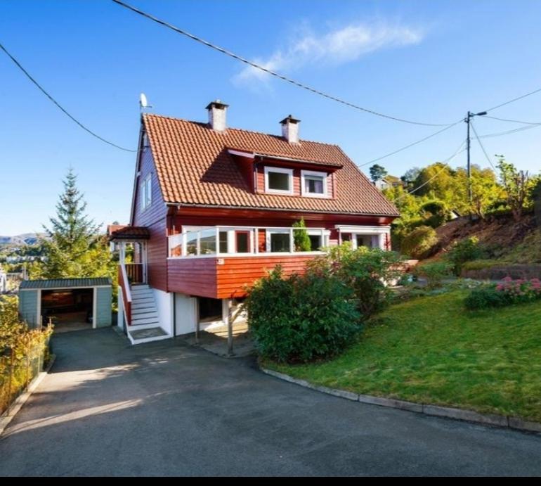 Kjellerleilighet I Fana Til Leie-Med Gratis Parkering Og Mange Kollektiv Reisemuligheter Bergen Extérieur photo